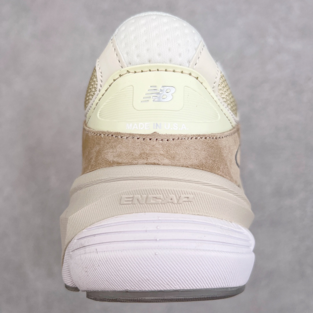 图片[8]-＃K版纯原 New Balance M990SS6 新百伦NB990V6 白棕 第六代总统复古慢跑鞋 这是一双极具现代感设计的复古跑鞋 990v6 鞋面大部分面积依旧采用麂皮和织物材质覆盖 从各种细节上看也还是有点 990v5 的影子 但相比 990v5 990v6 鞋面各种材质的拼接会更加复杂 这次 990v6 最大的改变相信大家应该也发现了 就是看上去貌似比 990v4 和 990v5 两代鞋款加起来还要厚的鞋底 其实这是 New Balance 首次采用的三重缓震组合鞋底 除了之前就有的 ABZORB 缓震科技和 ENCAP 中底 这次新加入了 FuelCell 缓震科技 看来舒适度和增高度 都要更上一层楼呀 990v6 的侧标 Logo 设计少见地没有印在绒面皮革上 而是置于网眼面料以及横跨鞋身的皮革织带之上 同时鞋舌上的标签设计并没有延用此前 990v4 和 990v5 采用的样式设计 而是采用了一种新的类似于三角徽章的设计 所以对于鞋款上的更新变化 既有延续经典的设计 也有创新性的改变 尺码：36 37 37.5 38 38.5 39 40 40.5 41.5 42 42.5 43 44 44.5 45-选品中心