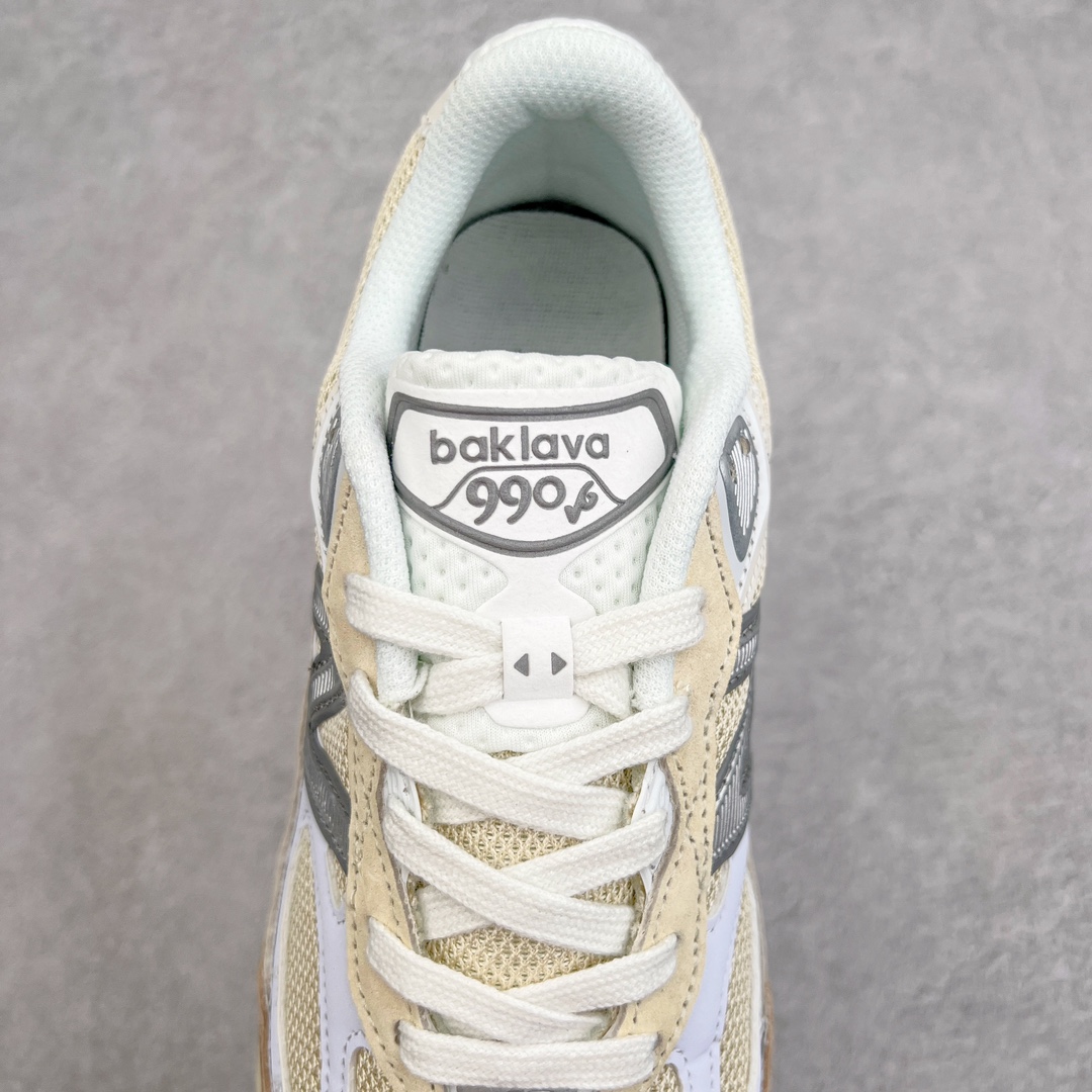 图片[5]-＃K版纯原 New Balance M990SS6 新百伦NB990V6 白棕 第六代总统复古慢跑鞋 这是一双极具现代感设计的复古跑鞋 990v6 鞋面大部分面积依旧采用麂皮和织物材质覆盖 从各种细节上看也还是有点 990v5 的影子 但相比 990v5 990v6 鞋面各种材质的拼接会更加复杂 这次 990v6 最大的改变相信大家应该也发现了 就是看上去貌似比 990v4 和 990v5 两代鞋款加起来还要厚的鞋底 其实这是 New Balance 首次采用的三重缓震组合鞋底 除了之前就有的 ABZORB 缓震科技和 ENCAP 中底 这次新加入了 FuelCell 缓震科技 看来舒适度和增高度 都要更上一层楼呀 990v6 的侧标 Logo 设计少见地没有印在绒面皮革上 而是置于网眼面料以及横跨鞋身的皮革织带之上 同时鞋舌上的标签设计并没有延用此前 990v4 和 990v5 采用的样式设计 而是采用了一种新的类似于三角徽章的设计 所以对于鞋款上的更新变化 既有延续经典的设计 也有创新性的改变 尺码：36 37 37.5 38 38.5 39 40 40.5 41.5 42 42.5 43 44 44.5 45-选品中心