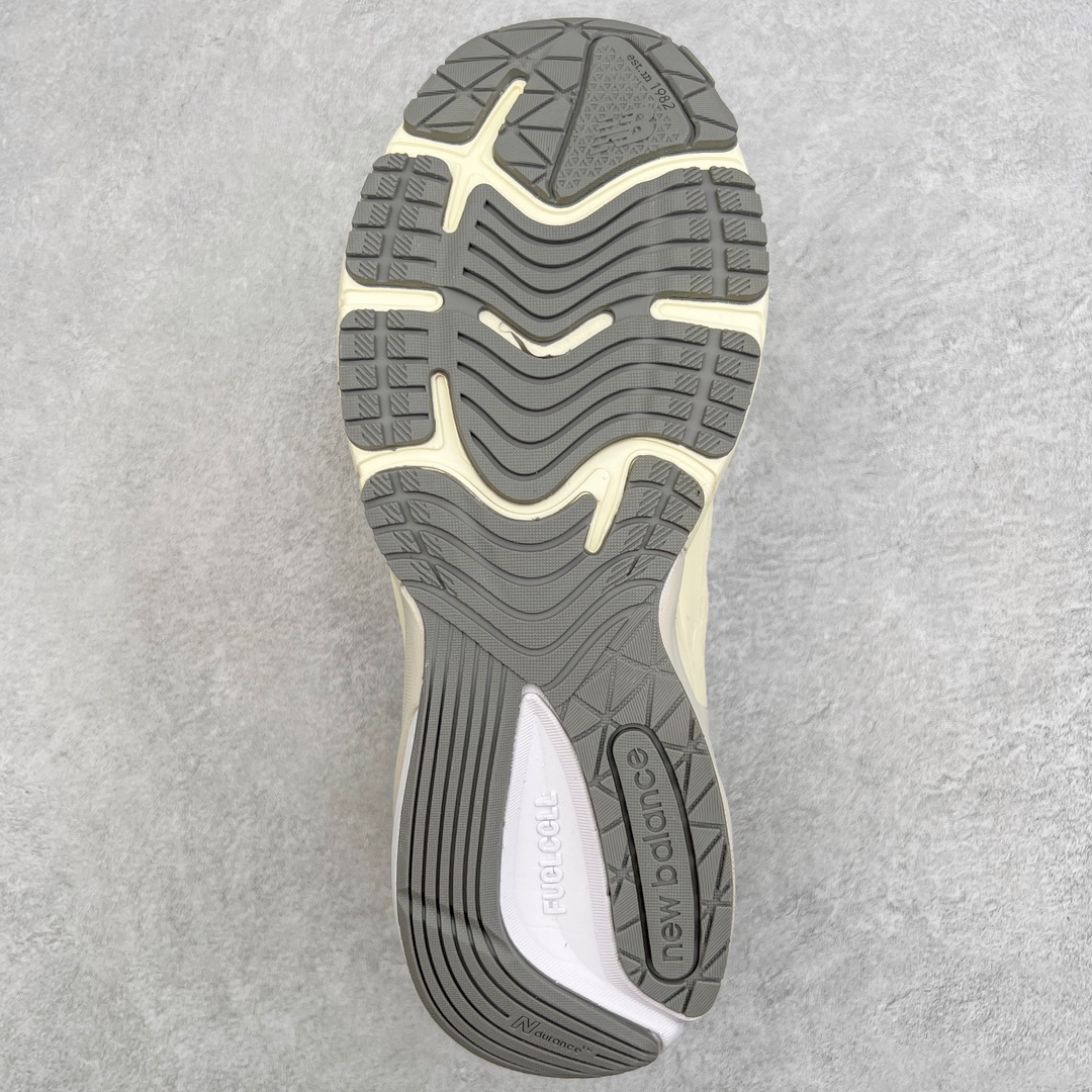 图片[9]-＃K版纯原 New Balance M990SS6 新百伦NB990V6 白棕 第六代总统复古慢跑鞋 这是一双极具现代感设计的复古跑鞋 990v6 鞋面大部分面积依旧采用麂皮和织物材质覆盖 从各种细节上看也还是有点 990v5 的影子 但相比 990v5 990v6 鞋面各种材质的拼接会更加复杂 这次 990v6 最大的改变相信大家应该也发现了 就是看上去貌似比 990v4 和 990v5 两代鞋款加起来还要厚的鞋底 其实这是 New Balance 首次采用的三重缓震组合鞋底 除了之前就有的 ABZORB 缓震科技和 ENCAP 中底 这次新加入了 FuelCell 缓震科技 看来舒适度和增高度 都要更上一层楼呀 990v6 的侧标 Logo 设计少见地没有印在绒面皮革上 而是置于网眼面料以及横跨鞋身的皮革织带之上 同时鞋舌上的标签设计并没有延用此前 990v4 和 990v5 采用的样式设计 而是采用了一种新的类似于三角徽章的设计 所以对于鞋款上的更新变化 既有延续经典的设计 也有创新性的改变 尺码：36 37 37.5 38 38.5 39 40 40.5 41.5 42 42.5 43 44 44.5 45-选品中心