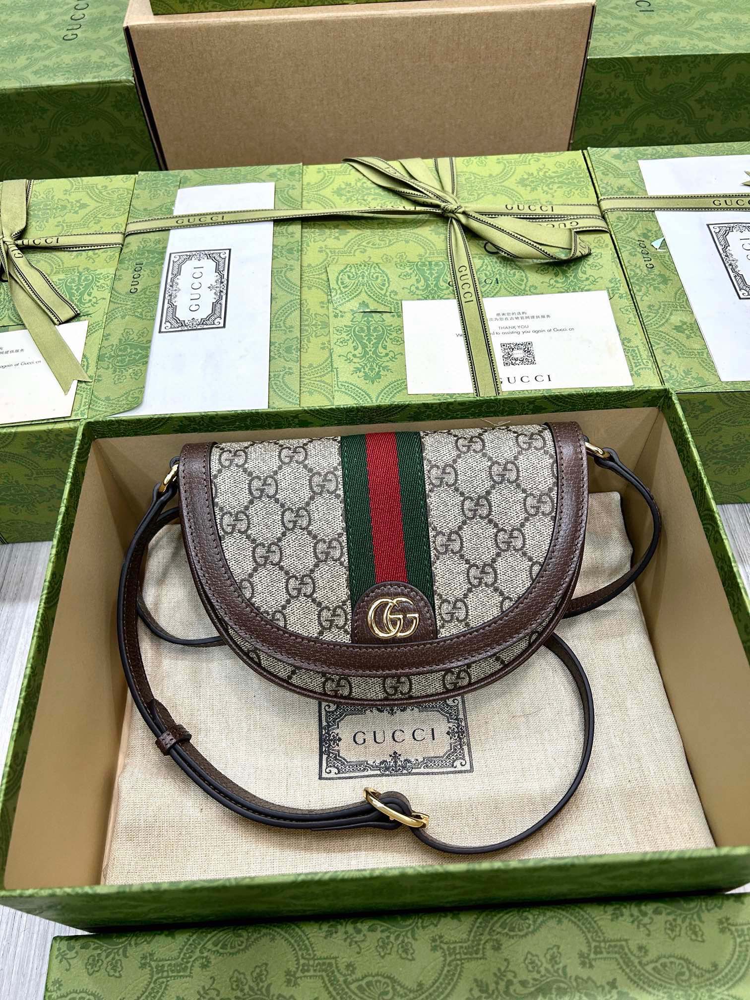 GUCCI Ophidia мини-сумка GG на плечо, ткань GG Supreme, красно-зелёная лента, фурнитура с двойной G, регулируемый ремень, магнитная кнопка, в комплекте полная оригинальная зелёная коробка - высшее качество