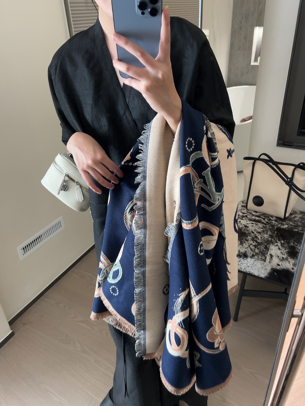 NO:163091,The latest counter model of the new LV [Border Pretty Flower 1] The order private flow of the order that is very easy to match on vacation and daily life] I want to go on vacation and go outfits very well, and I look so energetic, without saying much, the details can be seen clearly, the high-standard quality 1*1 large scarf, ordinary scarf, louis vuitton19860909批 新LV最最新的专柜主打款【边框老花1】 度假及日常都非常好搭配的款订单私流】一看到就想去度假平时穿搭也非常好搭配,整个人看起来都会神采奕奕好多不用多说,细节品质都看得清楚,绝对获赞的高规格品质1*1大方巾,,普通围巾,louis vuitton,scarf