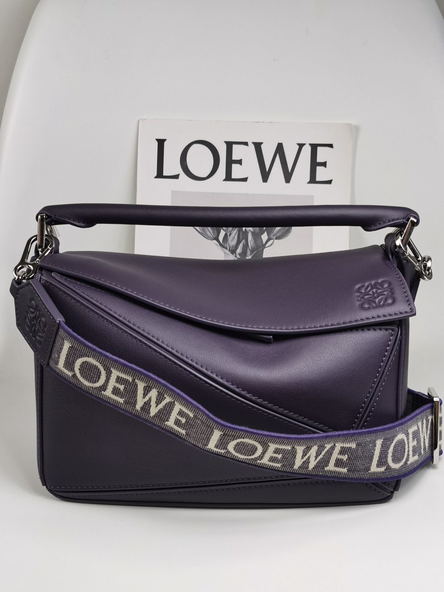 NO:182269,Genuine Grade Original Leather Version Lw 3501 Purple Small Satin Cowhide Leather Puzzle Handbag Arrival Home debut handbag*Curvey shape and precise cutting technology create Puzzle’s unique geometric lines* This small version is made of satin cowhide leather with removable Loe*we jacquard strap This small Puzzle can hold for example a large wallet, all sizes of cell phones and sunglasses, shoulder or crossbody*carrying or top handle carrying* strap adjustable, removable*zip closure with cowhide zipper head*external zipper back pocket and an internal insert pocket Herringbone cotton canvas lining Anagram embossed size: 24*10.5*16CM, super Loewe, loewe, wallets, cowhide19860909正品级 原厂皮版本 Lw 3501 紫色 小号缎面牛皮革Puzzle 手袋 到货 家推出的首次亮相手提包*长方体形状和精确的切割技术创造了 Puzzle 独特的几何线条*这个小号版本采用缎面牛皮革制成 配有可拆卸Loe*we提花肩带 这款小号Puzzle可以容纳例如一只大号钱包,所有尺寸的手机和太阳镜, 肩背或斜挎*手拿或顶部提手携带*肩带可调节,可拆卸*拉链开合搭配牛皮革拉链头*外部拉链后袋和一个内部插袋 人字纹棉质帆布衬里Anagram 压纹 size:24*10.5*16CM,特级罗意威,loewe,loewe,wallets,cowhide,Bag