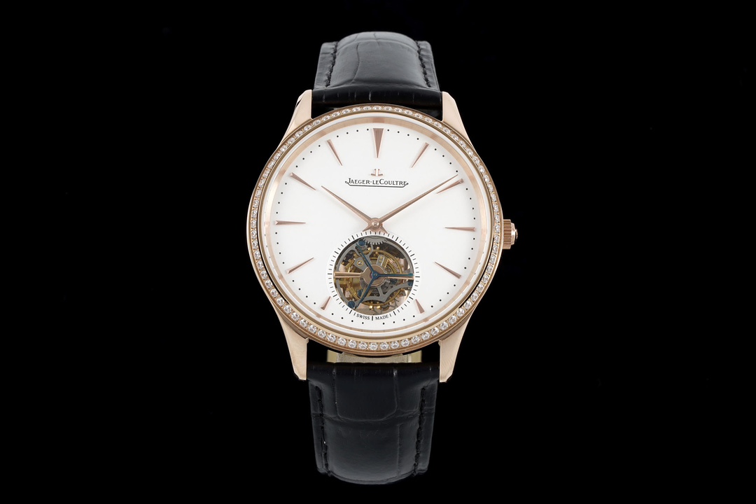 NO:157220,RMS factory has ushered in a new era of super complex functions. The Master Ultra Thin Master Series Tourbillon watch, which integrates Jaeger-LeCoultre's many exquisite craftsmanship, is 43MM. This Jaeger-LeCoultre tourbillon has an elegant appearance and exquisite craftsmanship. The exquisite round case, round and smooth shape and slender design show the dignity. The large and elegant hour marking scale on the dial, the new sun radiating platinum finish on the movement panel and the new tourbillon gold plywood. The amazing details reflect the pursuit of ultimate precision craftsmanship. Through the sapphire crystal bottom cover, you can see the rhythmic beauty of the mechanical movement, and bring together decades of the essence of precision and technical research. It is accurate and reliable, and has excellent performance. This watch has become a coveted treasure on the wrist.  RMS combines exquisite skills with timeless aesthetics, and uses rich and simple lines to inject new vitality into traditional complex functions. It fully demonstrates Jaeger-Lecoultre’s superb watchmaking skills.,,jaeger-lecoultre19860909RMS factory开创超卓复杂功能新时代 集 Jaeger-LeCoultre积家多项精湛工艺于一体的 Master Ultra Thin 超薄大师系列陀飞轮腕表 43MM 这枚积家陀飞轮具有优雅的外观和精湛的工艺,精美圆形的表壳,圆润流畅的造型及纤细的设计,彰显尊贵不凡, 表盘上的大型优雅时标刻度、 机芯面板上的全新太阳放射铂金饰面 和全新陀飞轮金色夹板,令人惊叹的细节更体现了对极致精准工艺的追求. 透过蓝宝石水晶底盖可一览机械机芯的律动之美,并汇聚了精准和技术研究领域数十年的精髓,精准可靠,性能超卓.令此款腕表成为让人梦寐以求的腕上珍品. RMS将精湛技艺与隽永美学相结合的设计理念,用丰富而简洁的线条设计,为传统复杂功能注入全新活力.尽显积家精湛卓越的制表技艺.,,jaeger-lecoultre,Watch