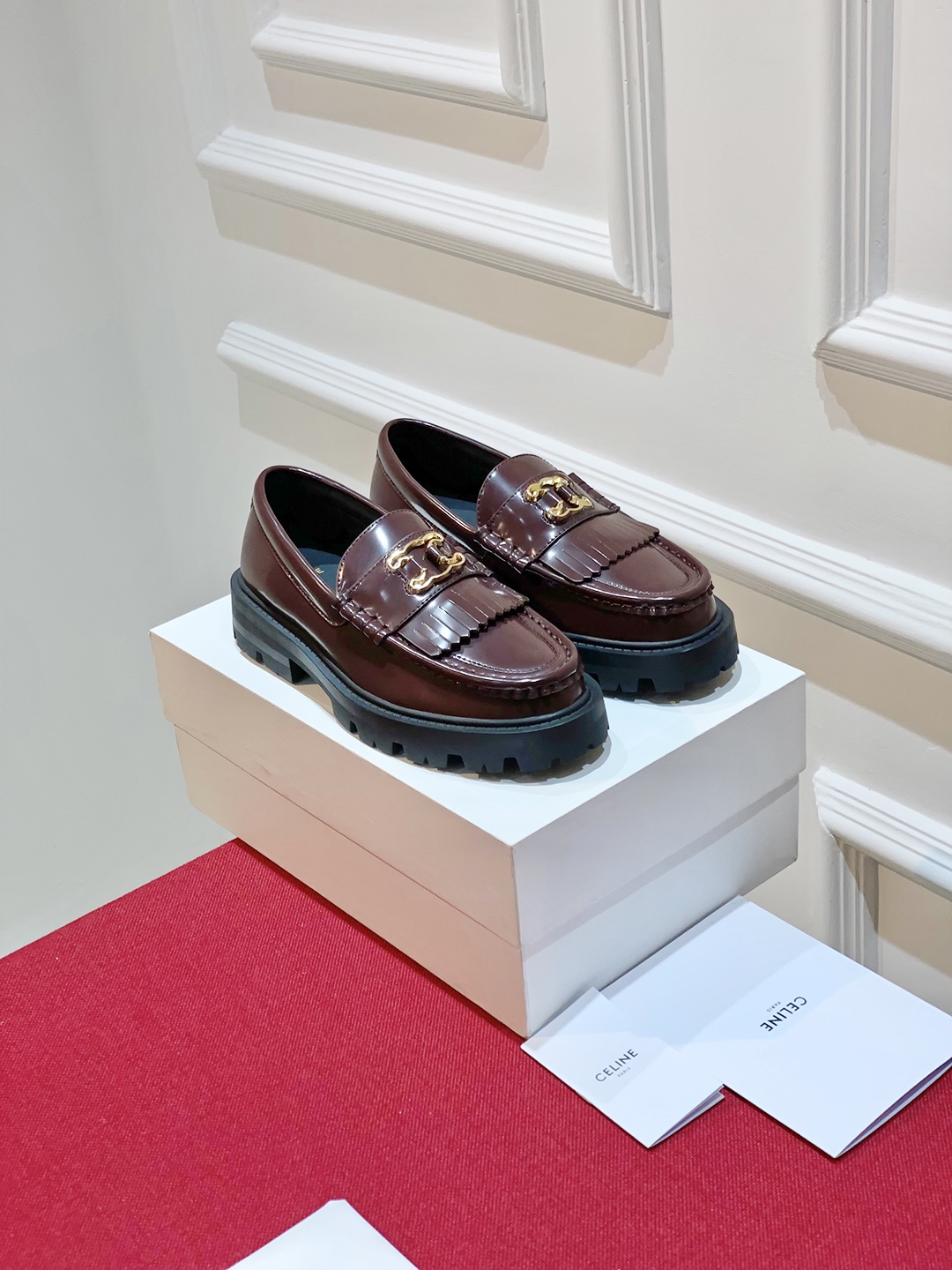 NO:232702,CELIN* thick-soled Arc de Triomphe loafers, you can't take off after wearing them!  Very suitable for autumn and winter, it is very good to wear with socks, either retro college style or hot girl style, 3.5CM high-end height and slimming. High-value loafers, upper material is made of open-edge beaded cowhide, shoe material is made of cowhide, sole is made of rubber sole, optional size 35-40, loafers, celine, loafers, cowhide, socks19860909CELIN*厚底凯旋门乐福鞋,穿了就脱不下来！很适合秋冬,搭配袜子穿就很绝,可复古学院风也可辣妹风,3.5CM增高显瘦一把好手.高颜值的乐福鞋 鞋面材质开边珠牛皮 鞋里材质牛皮 鞋底材质橡胶底 可选尺码35-40,乐福鞋,celine,loafers,cowhide,socks,Women's Shoes