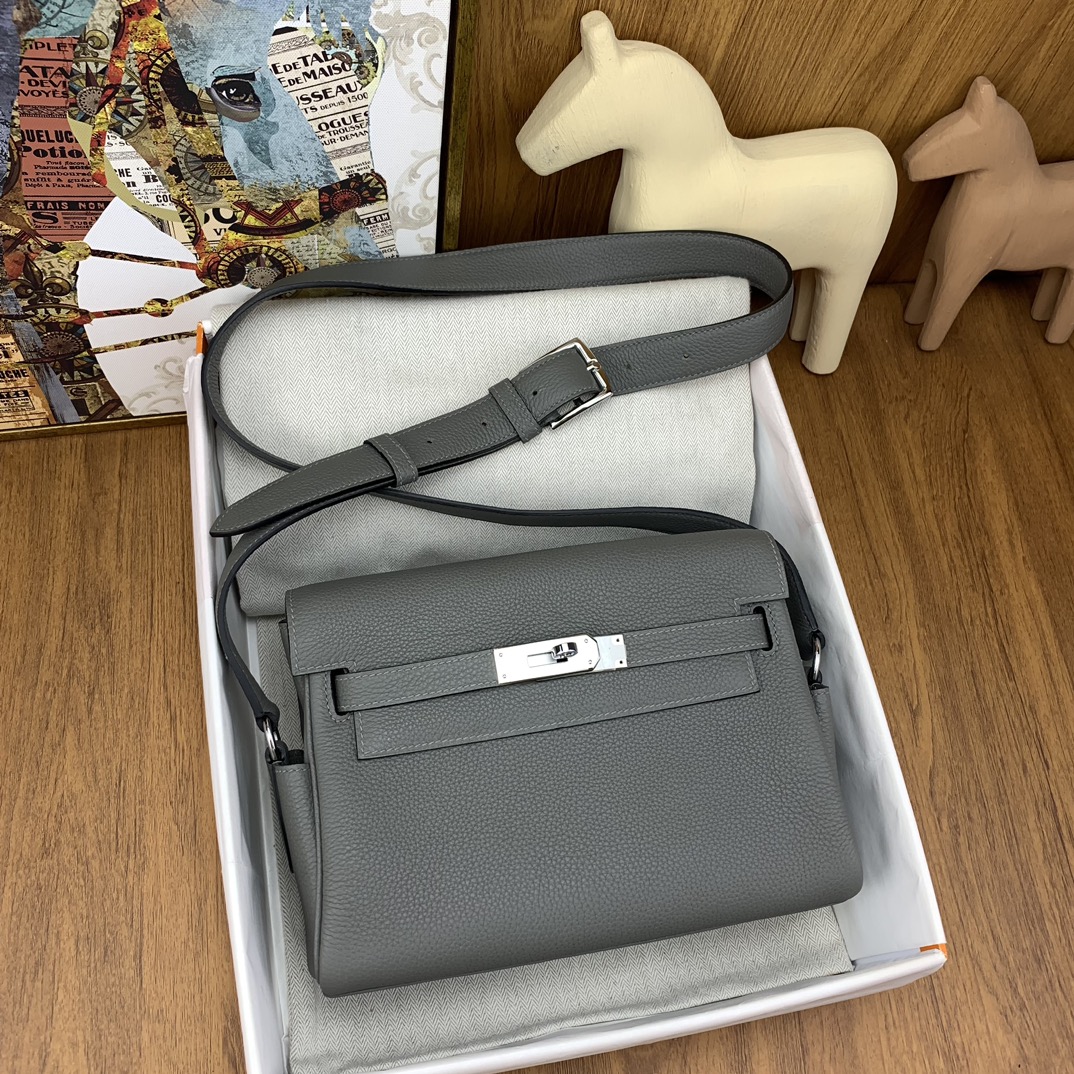 NO:698627,In stock stock[applause] kelly messenger messenger bag togo OL cumulonimbus gray silver buckle A combination of classic elements of men's messenger bag and kelly bag, the style is neutral, it is also practical, the capacity is also very practical, the shoulder straps are adjustable and 2 side bags are convenient for storage, Hermes, hermes, Hermes,19860909现货 stock[鼓掌] kelly messenger 邮差包 togo OL积雨云灰 银扣 男士邮差包和kelly包包经典元素的结合,风格中性化,走的也是实用路线,容量也很实用,肩带可调节2个方便收纳的侧边袋,爱马仕,hermes,Hermes,,Bag