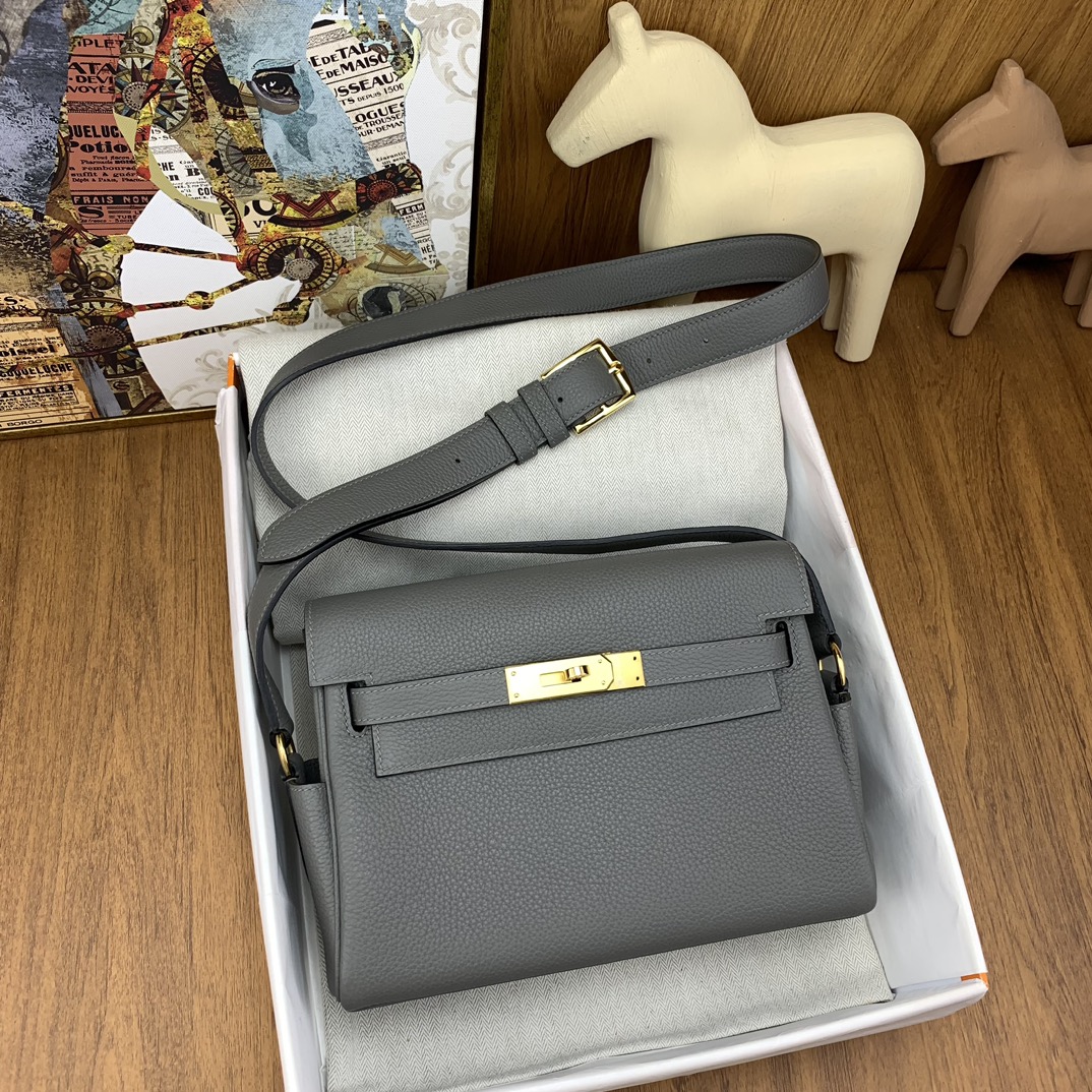NO:698605,Ready in stock kelly messenger messenger bag togo OL cumulonimbus gray gold buckle. A combination of classic elements of men's messenger bag and kelly bag. The style is neutral and practical. The capacity is also very practical. The shoulder straps are adjustable and there are 2 side bags for easy storage. Hermes, hermes, Hermes,19860909现货 in stock kelly messenger 邮差包 togo OL积雨云灰 金扣 男士邮差包和kelly包包经典元素的结合,风格中性化,走的也是实用路线,容量也很实用,肩带可调节2个方便收纳的侧边袋,爱马仕,hermes,Hermes,,Bag