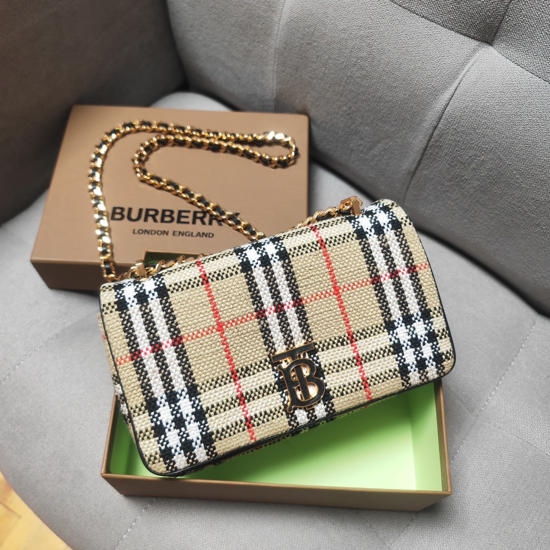 B’s new upright Lona bag 30811 has arrived, decorated with B’s latest tweed plaid pattern and matched with the brand’s T/B exclusive logo