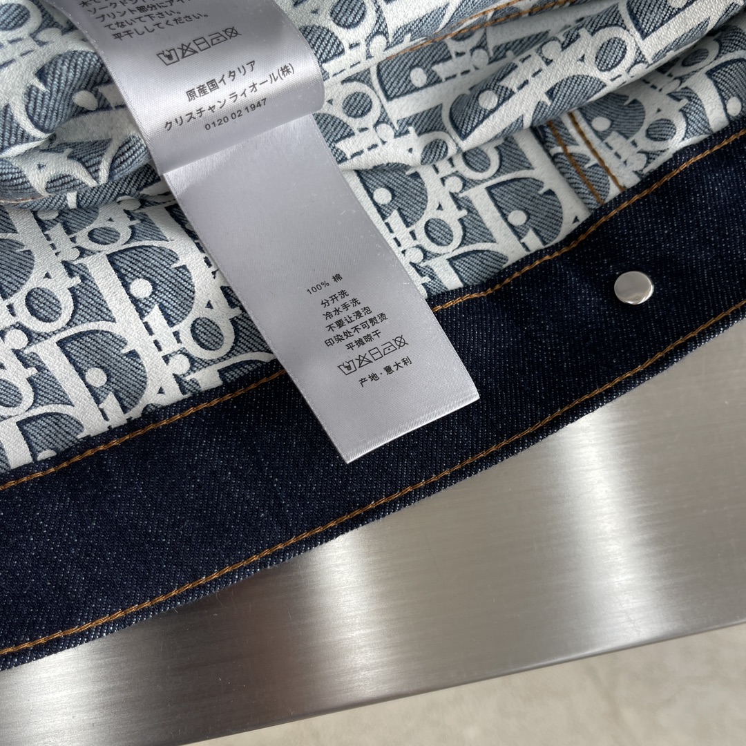 Dior Logo-Print Denim Jacket: Modern Retro Style, Unisex Appeal 7 i1692882867 262 4