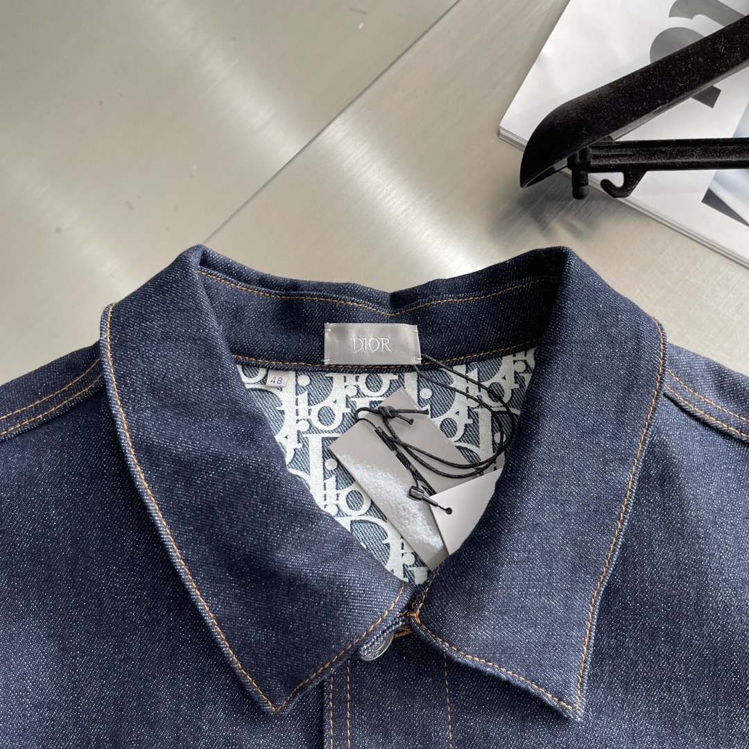 Dior Logo-Print Denim Jacket: Modern Retro Style, Unisex Appeal 3 i1692882867 6136 0