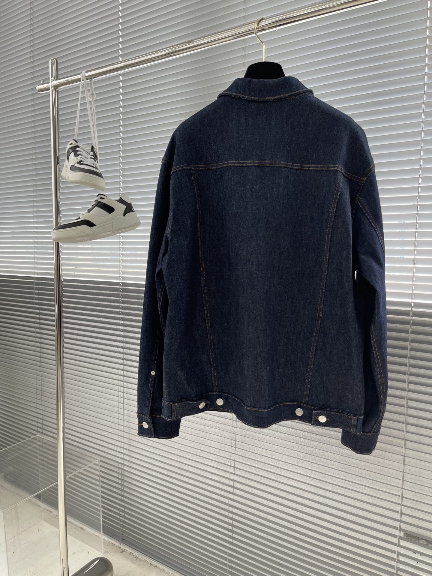 Dior Logo-Print Denim Jacket: Modern Retro Style, Unisex Appeal 8 i1692883470 7793 2