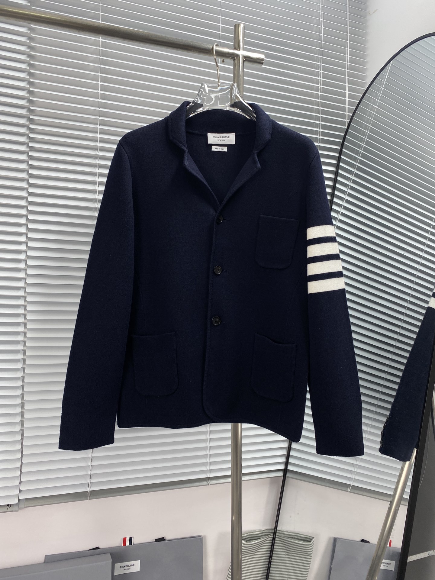Thom Browne chaqueta de traje de lana de cuello de traje de otoño-invierno, cuatro rayas, botonadura sencilla, cárdigan…