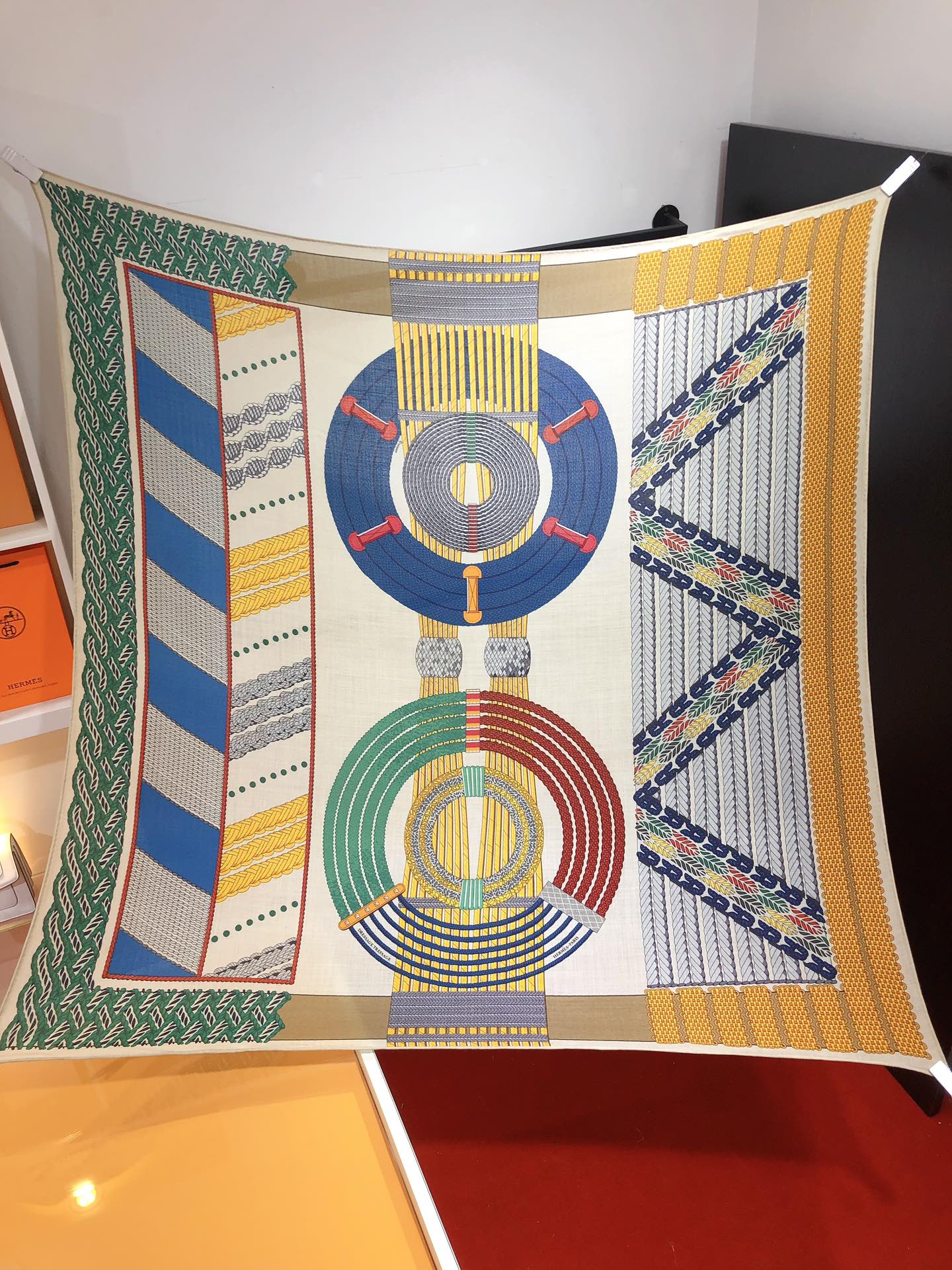 NO:170433,RHMS23109 original single Hermes 140cm velvet square scarf, a counter quality that will definitely scream. This model is H's top visual feast. Top silk cashmere blended herringbone is as soft and silky as velvet, making it a unique and precious existence. The overseas counters are absolutely top-notch!  Special channel goods sold one less [Specification 140x140cm 70 cashmere 30 silk], high-version scarf, hermes, real silk19860909RHMS23109原单爱马仕140cm丝绒方巾 绝对会尖叫的专柜品质此款是H顶级视觉盛宴顶级真丝羊绒混纺人字纹如天鹅绒般柔软丝滑,使之成为独一无二的珍贵存在.海外专柜同步绝对的顶级好货！特殊渠道货卖一个少一个【规格140x140cm 70羊绒30真丝】,高版本围巾,hermes,real silk,scarf