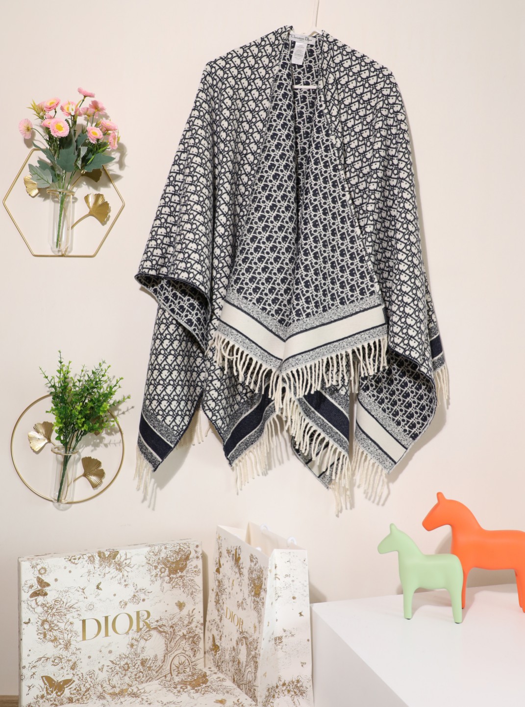 💟CD字母斗篷 经典look 超细腻字体 永远的经典 绝不起球 原版原标 气质型单品 上身效果很好  强