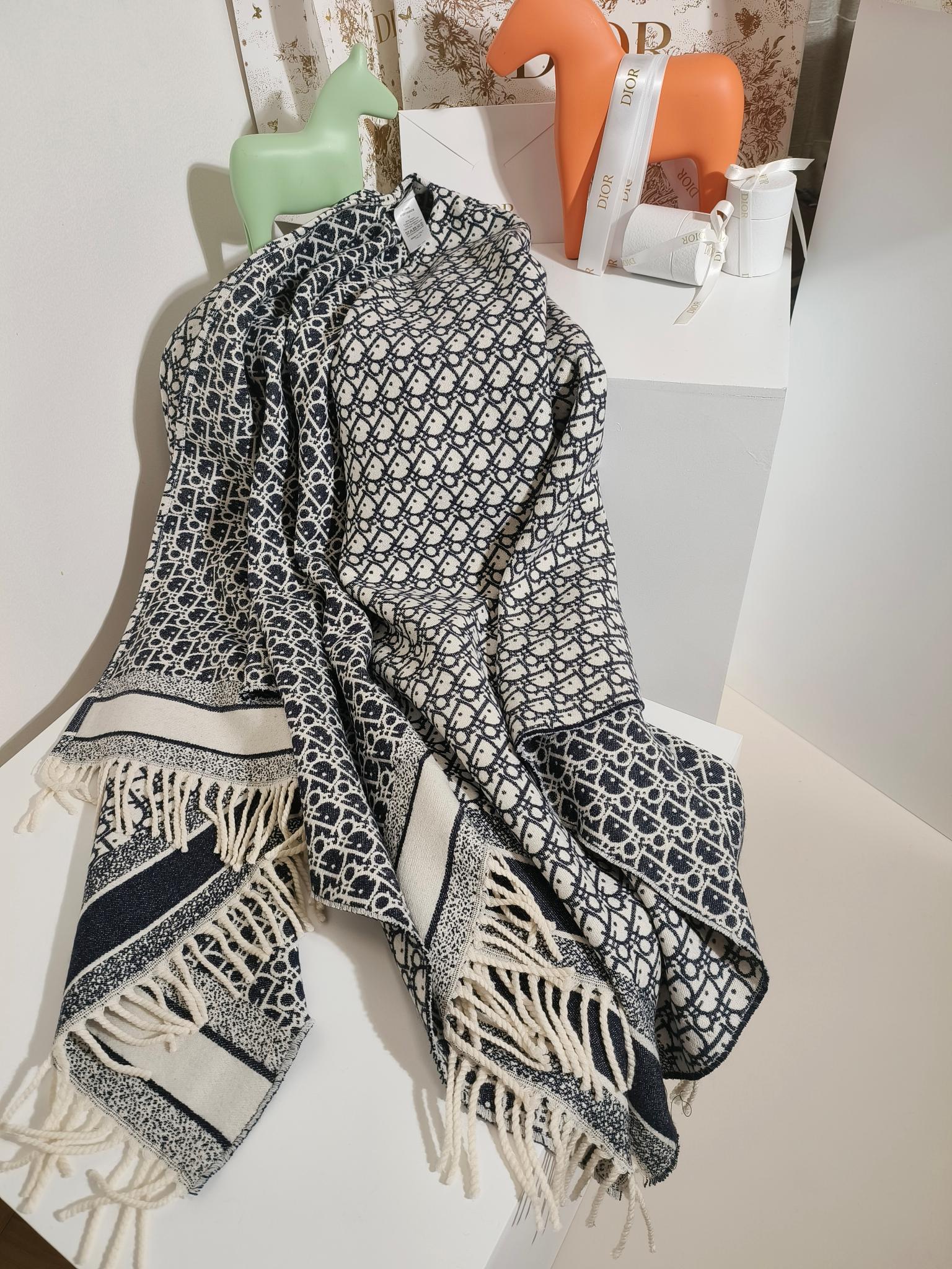 💟CD字母斗篷 经典look 超细腻字体 永远的经典 绝不起球 原版原标 气质型单品 上身效果很好  强