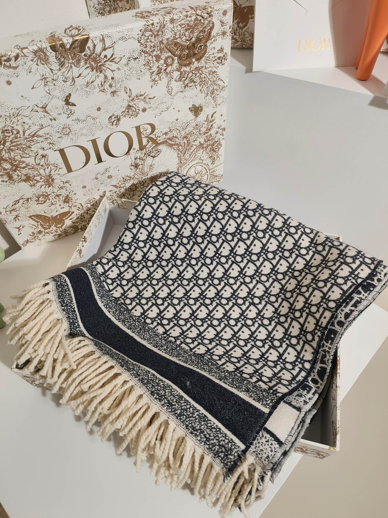 💟CD字母斗篷 经典look 超细腻字体 永远的经典 绝不起球 原版原标 气质型单品 上身效果很好  强