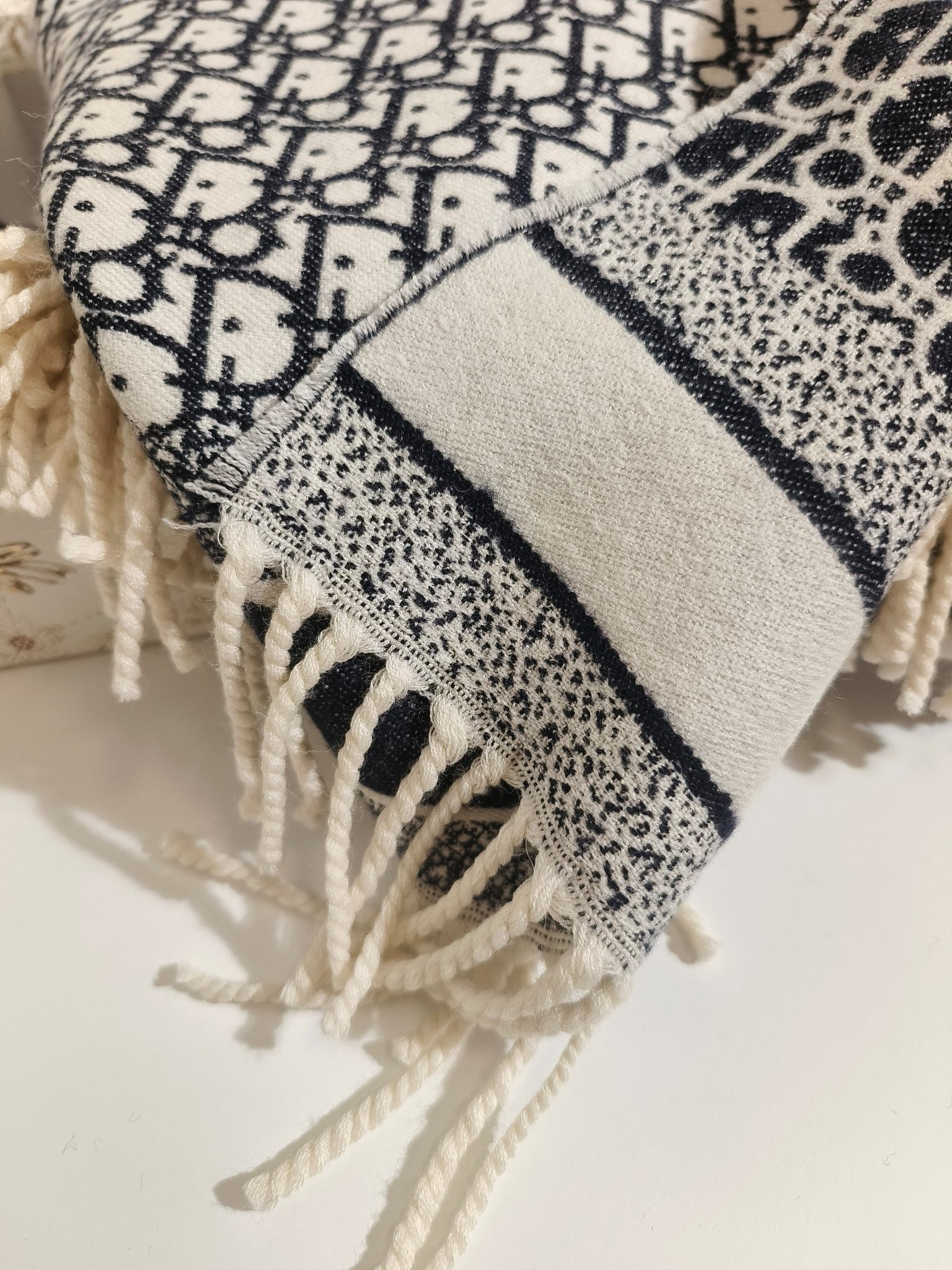 💟CD字母斗篷 经典look 超细腻字体 永远的经典 绝不起球 原版原标 气质型单品 上身效果很好  强