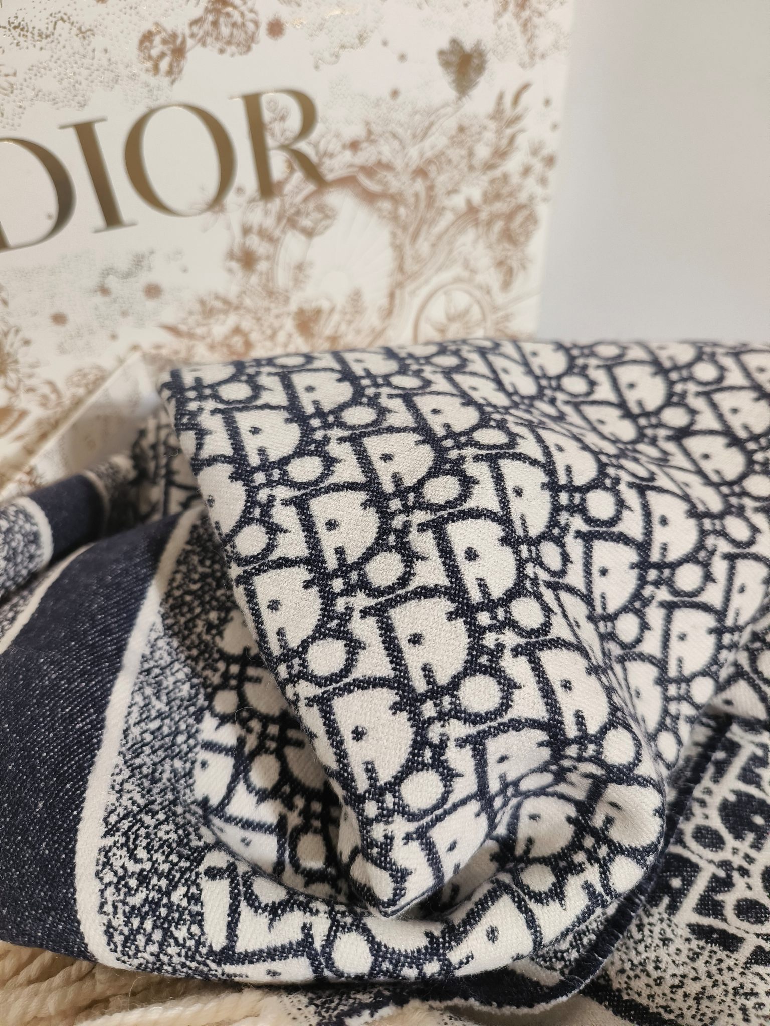 💟CD字母斗篷 经典look 超细腻字体 永远的经典 绝不起球 原版原标 气质型单品 上身效果很好  强