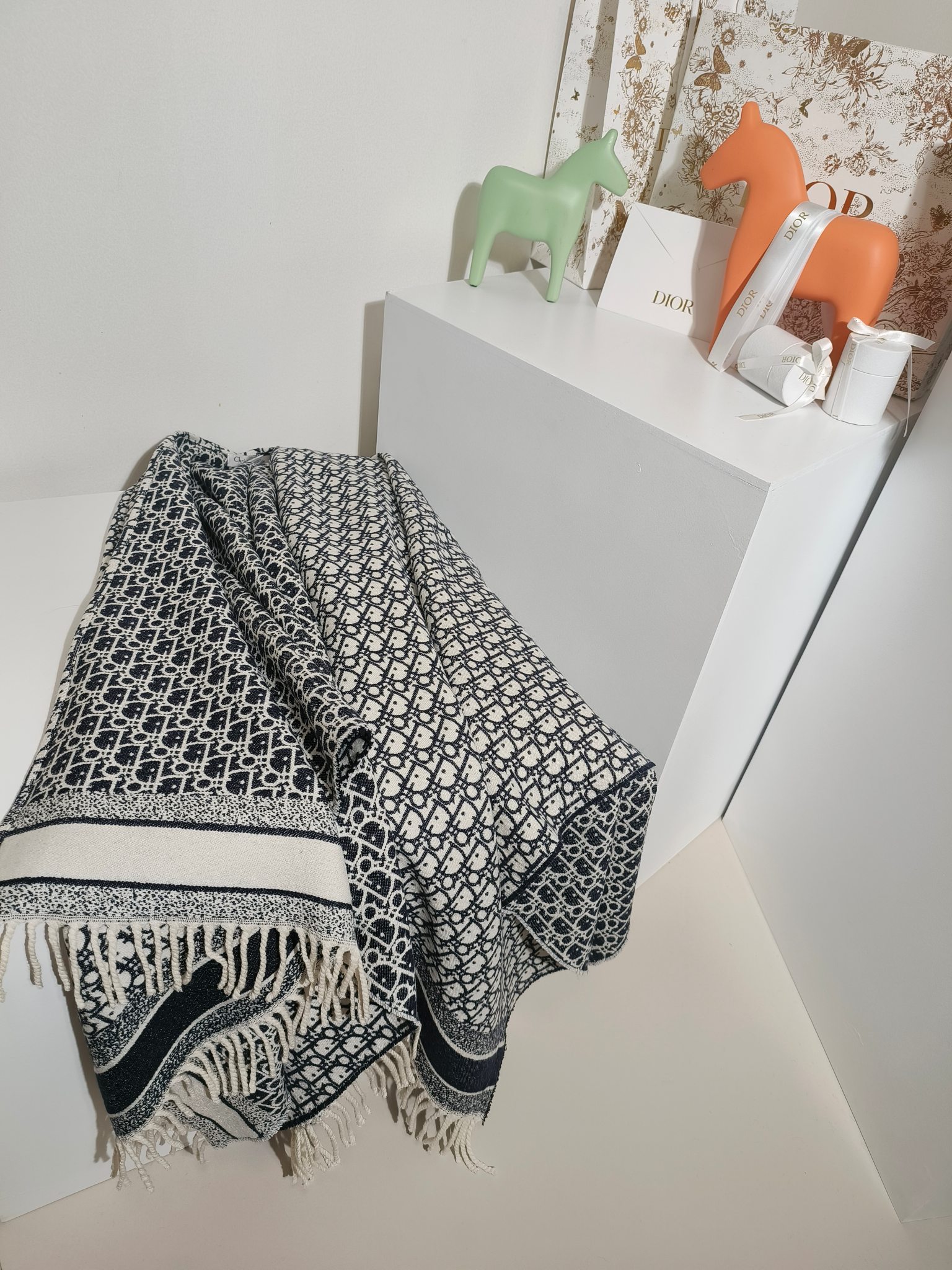 💟CD字母斗篷 经典look 超细腻字体 永远的经典 绝不起球 原版原标 气质型单品 上身效果很好  强