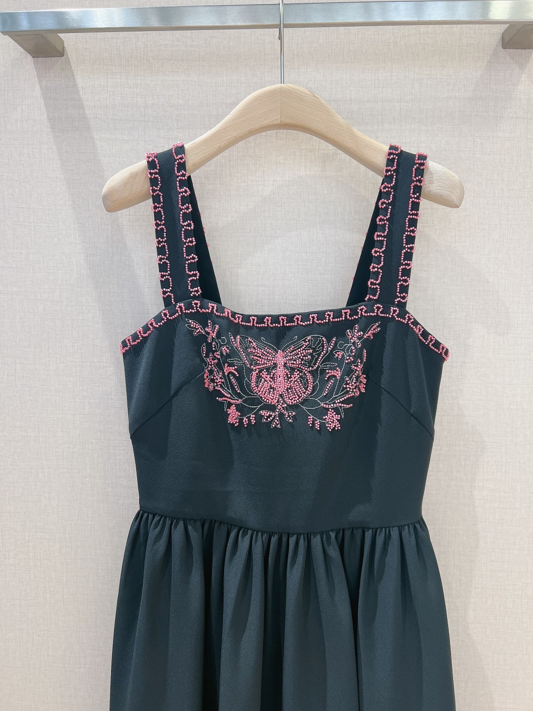 Dio*r蝴蝶钉珠吊带裙new2024早春系列的设计里蝴蝶元素贯穿始终并糅合了墨西哥当地的经典元素与服饰