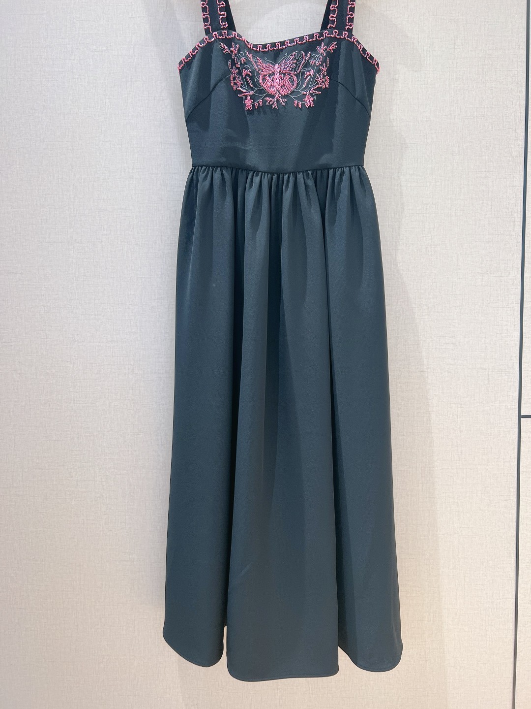Dio*r蝴蝶钉珠吊带裙new2024早春系列的设计里蝴蝶元素贯穿始终并糅合了墨西哥当地的经典元素与服饰
