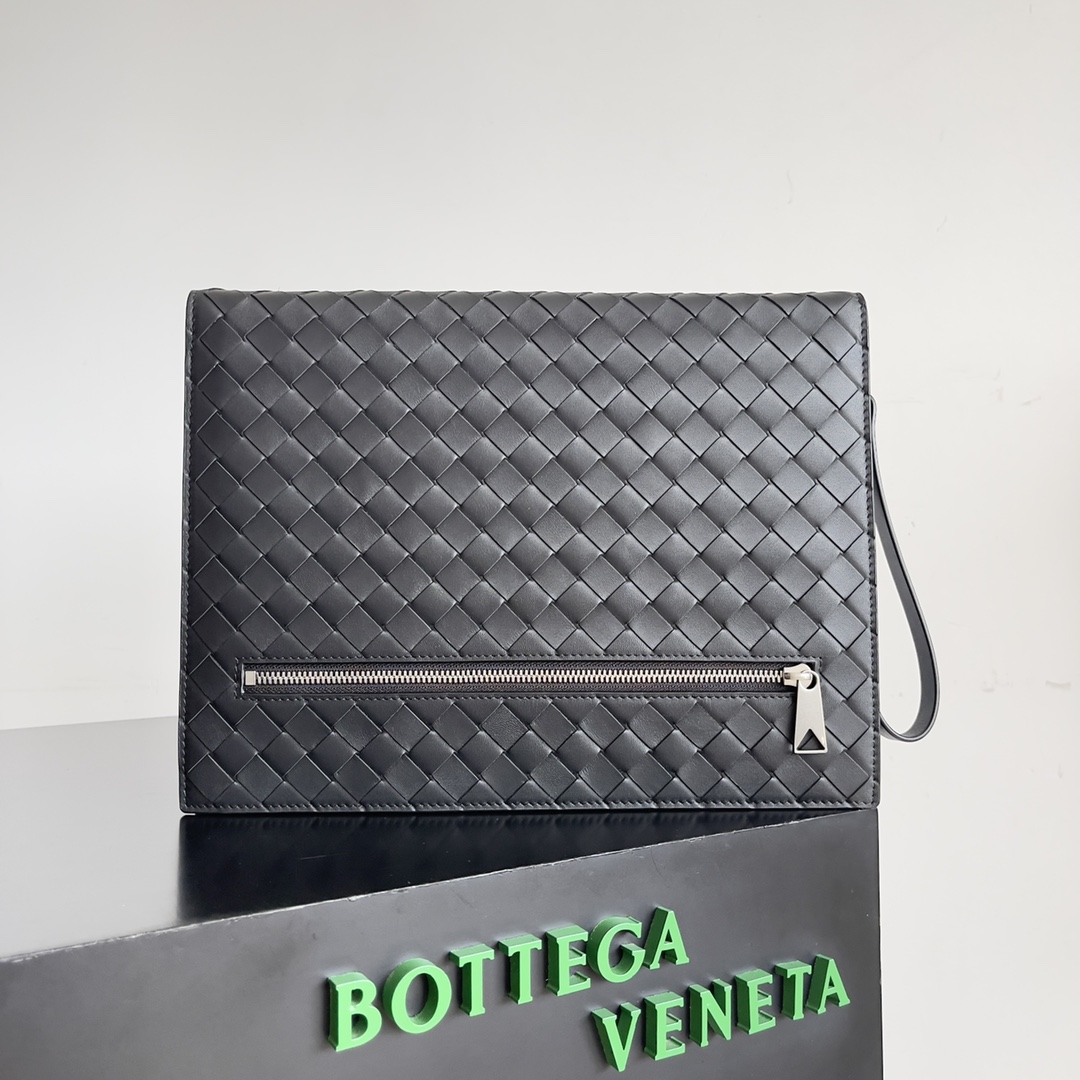 BOTTEGA VENETA男士编织手拿包融入编织工艺，使手拿包在外观上更加独特、精致，增加了质感和细节感，展现出高品质和品味。经典的编织，菱角分明精湛的手工工艺，尽显卓越的品质，更好的展示男性的魅力。多种功能契合任何场合，实用性与时尚感完美结合，轻松打造精致休闲的魅力，自用或送礼都彰显品味！\n款号：\n尺寸：cm