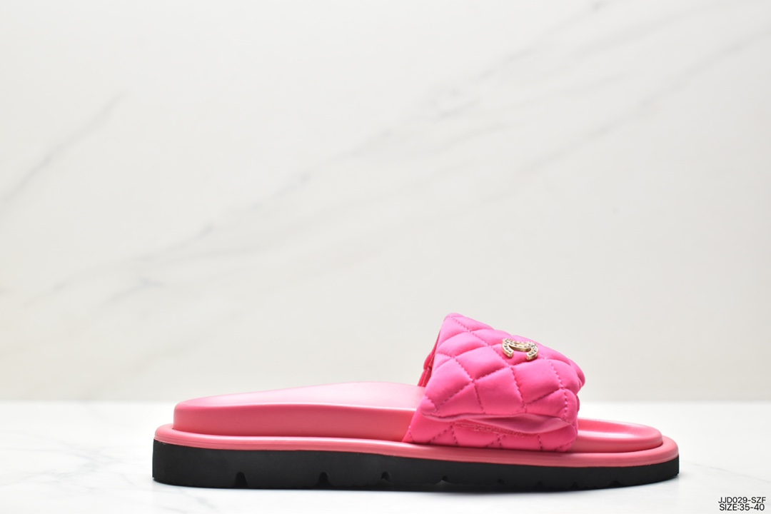 Many celebrities and internet celebrities wear the new Chanel women's slippers for spring and summer