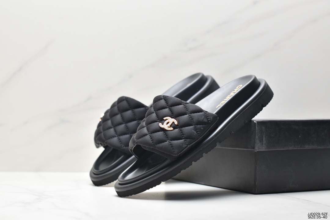 Many celebrities and internet celebrities wear the new Chanel women's slippers for spring and summer