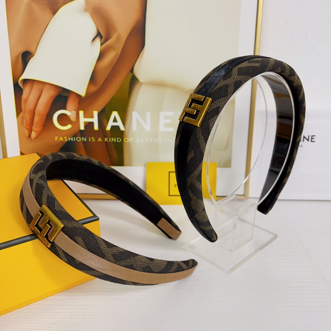 NO:276056,Fendi Fendi Fendi headband, new style of old-fashioned leather retro logo, light luxury style simple hairband, versatile temperament, must-have item for a fairy, full of celebrity style~treasure style, recommended style for closed eyes (single hairpins, hairpins, fendi, fendi, fendi, hairpins19860909Fendi芬迪 Fendi发箍 秋冬新款老花拼皮复古logo轻奢风简约发箍 气质百搭小仙女必入单品 名媛风十足～宝藏款 闭眼入推荐款（单个发夹,发夹,fendi,fendi,hairpins,accessory