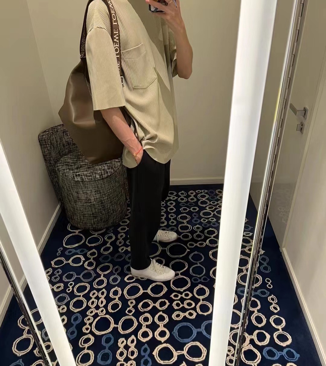 NO:192332,Luo family men's cubi warm and healing, low-key and high-end, casual and business-friendly, men's postage bag, loewe19860909罗家男款cubi 温暖治愈 低调又不失高级感 休闲商务都可以～,男款邮差包,loewe,Bag