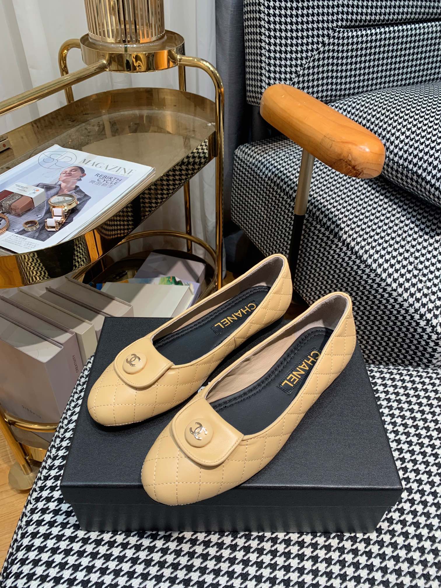 NO:405529,Chanel's latest small fragrant style fashion show style... ★ Original Paris purchase model opens the entire Xiaohongshu, browsing the homepage of various ins bloggers, super Nice material upper original imported calfskin soft imported sheepskin inner footbed Size35~40 Original counter full set packaging, single shoes, chanel, cowhide, sheepskin19860909Chanel 最新小香风时尚走秀款... ★ 原版巴黎购入开模 爆整个小红书,刷爆各ins博主小姐姐的主页,超级Nice 材质鞋面原版进口小牛皮 柔软进口羊皮内里垫脚 Size35～40 原版专柜全套包装,单鞋,chanel,cowhide,sheepskin,Women's Shoes