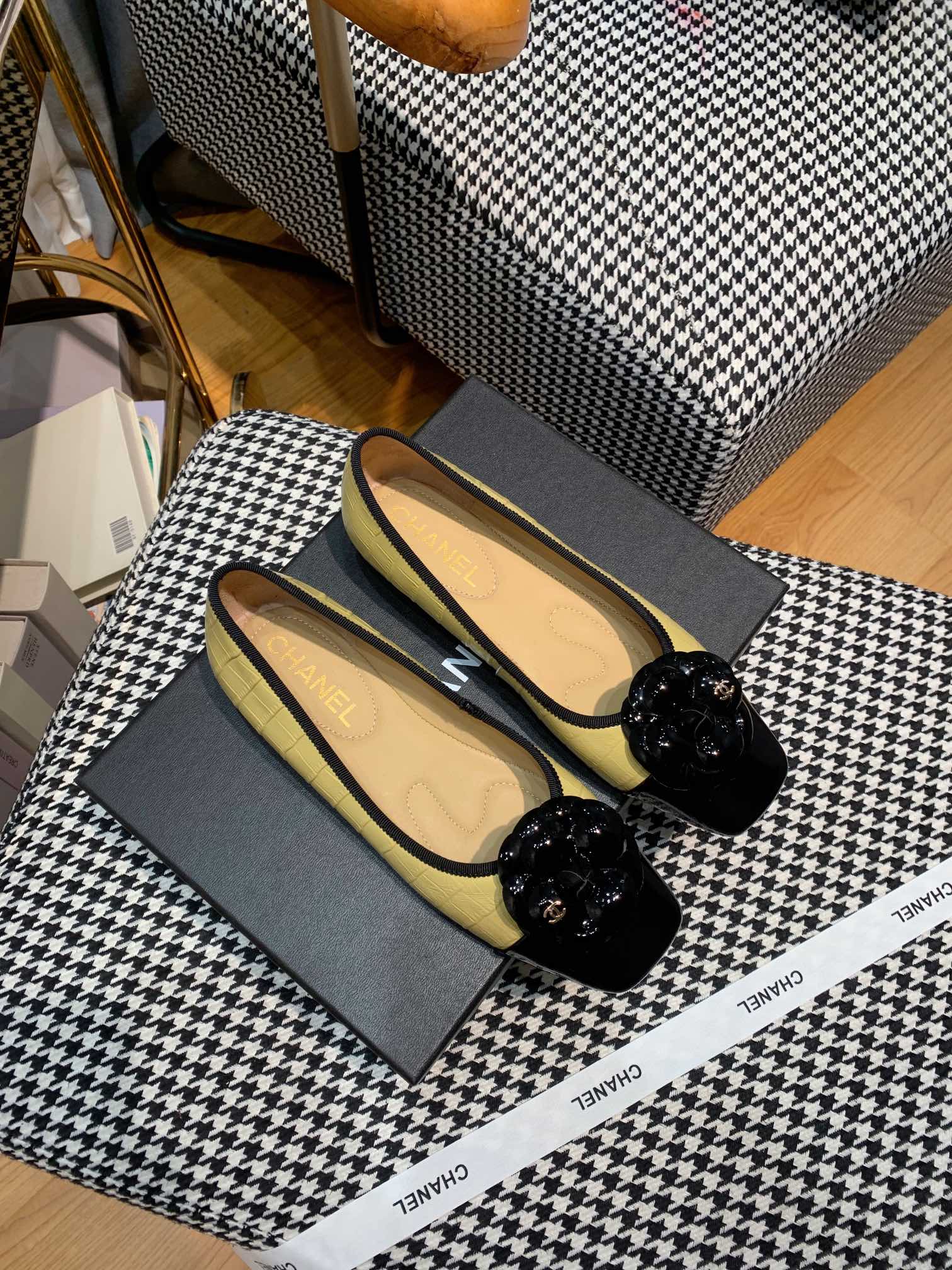 NO:405535,Thick heel, flat heel Chanel classic camellia fashion show style... ★ Fashionable and elegant, flat heel and thick heel designs are easy to control with various clothing. Custom stone-patterned cowhide soft imported sheepskin inner footbed Italian imported leather sole Size35~40 Original counter full packaging, single shoes, chanel, chanel, cowhide, sheepskin, Leather soles19860909粗跟,平跟 Chanel 香奈儿经典山茶花时尚走秀款... ★ 时尚大雅,平跟和粗跟两种设计,搭配各种服饰都比较好驾驭 材质订制石头纹牛皮 柔软进口羊皮内里垫脚 意大利进口真皮大底 Size35～40 原版专柜全套包装,单鞋,chanel,chanel,cowhide,sheepskin,Leather soles,Women's Shoes