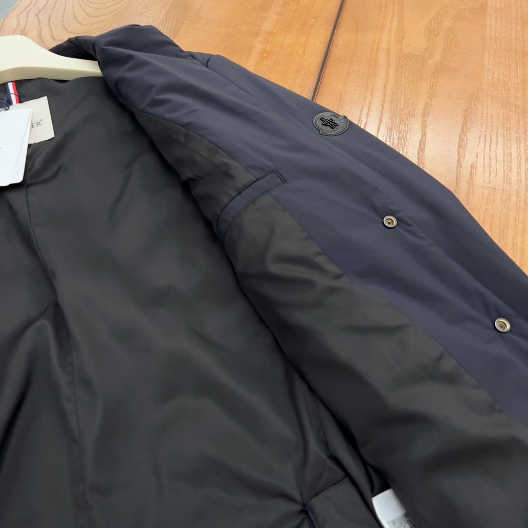 此款夹克外套选用了家专业定制的轻薄科