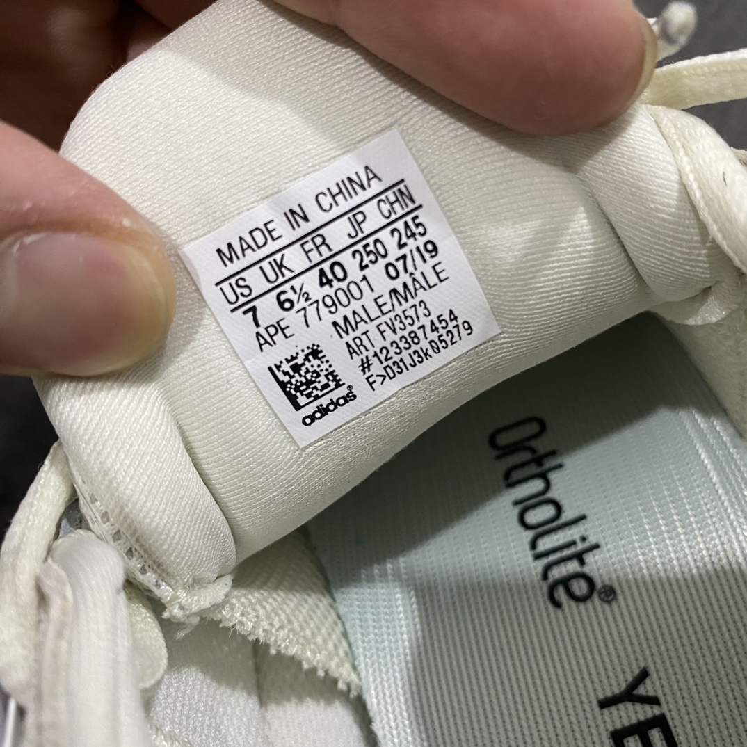 图片[5]-【LW版】 Yeezy 500 White Bone  骨白 FV3573nn顶级制作工艺 细节仅对比原鞋nAD万邦原厂翻毛、甩纹牛皮n内置adiPRENE+减震科技全鞋包括内里 机台针车间距调整与原版一致n原底模具开发 \”adiPRENE\”字样完美呈现nUV紫光下 鞋面、鞋垫反馈效果正确n原标测写 内外标、吊牌芯片卡，遵循原版 鞋盒双层外标n原档案纸板开版 原材料原楦头定型原装大底内置adiPRENE+减震科技 货号：GX3606 尺码：36 36.5 37 38 38.5 39 40 40.5 41 42 42.5 43 44 44.5 45 46 46.5 47 48-莆田鞋批发中心