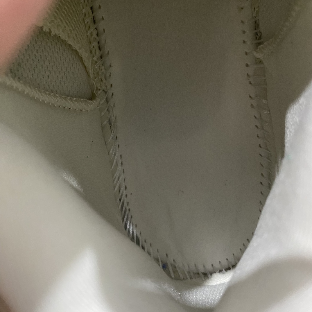 图片[8]-【LW版】 Yeezy 500 White Bone  骨白 FV3573nn顶级制作工艺 细节仅对比原鞋nAD万邦原厂翻毛、甩纹牛皮n内置adiPRENE+减震科技全鞋包括内里 机台针车间距调整与原版一致n原底模具开发 \”adiPRENE\”字样完美呈现nUV紫光下 鞋面、鞋垫反馈效果正确n原标测写 内外标、吊牌芯片卡，遵循原版 鞋盒双层外标n原档案纸板开版 原材料原楦头定型原装大底内置adiPRENE+减震科技 货号：GX3606 尺码：36 36.5 37 38 38.5 39 40 40.5 41 42 42.5 43 44 44.5 45 46 46.5 47 48-莆田鞋批发中心