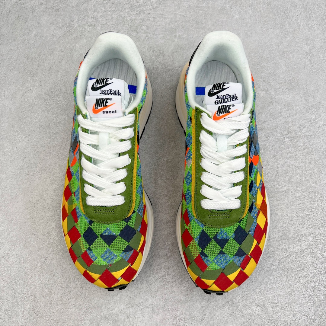 图片[2]-零售💰330 ＃XP Sacai x NK Waffle Woven\”Multi-Color\”华夫联名编织系列低帮变形解构前卫设计五层底休闲运动慢跑鞋 彩色编织 DR5209-300 鞋面采用皮革加编织鞋面进行打造 以红、黄、蓝、绿多色搭配而成 而原型则是参考了这双诞生于2000年的经典的Woven编织鞋 只不过sacai更加奔放 把编制元素搞满了鞋身 同时鞋型上其实并没有做出什么大改动 依旧是sacai x Nike Vaporwaffle的原型 随便还借鉴了一把1.0鞋型的后跟贴片 算是一双实打实的缝合怪…除彩色版本外还有一双灰白配色 更简洁的外观上脚也更容易搭配了 尺码：36 36.5 37.5 38 38.5 39 40 40.5 41 42 42.5 43 44 44.5 45 编码：Bby3936030-运动鞋