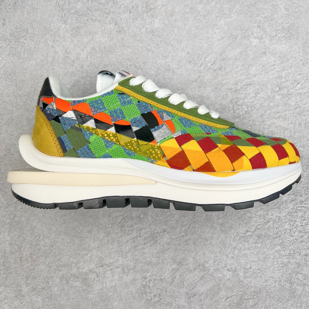 零售💰330 ＃XP Sacai x NK Waffle Woven\”Multi-Color\”华夫联名编织系列低帮变形解构前卫设计五层底休闲运动慢跑鞋 彩色编织 DR5209-300 鞋面采用皮革加编织鞋面进行打造 以红、黄、蓝、绿多色搭配而成 而原型则是参考了这双诞生于2000年的经典的Woven编织鞋 只不过sacai更加奔放 把编制元素搞满了鞋身 同时鞋型上其实并没有做出什么大改动 依旧是sacai x Nike Vaporwaffle的原型 随便还借鉴了一把1.0鞋型的后跟贴片 算是一双实打实的缝合怪…除彩色版本外还有一双灰白配色 更简洁的外观上脚也更容易搭配了 尺码：36 36.5 37.5 38 38.5 39 40 40.5 41 42 42.5 43 44 44.5 45 编码：Bby3936030-运动鞋