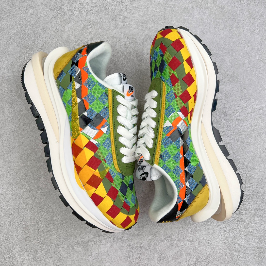 图片[3]-零售💰330 ＃XP Sacai x NK Waffle Woven\”Multi-Color\”华夫联名编织系列低帮变形解构前卫设计五层底休闲运动慢跑鞋 彩色编织 DR5209-300 鞋面采用皮革加编织鞋面进行打造 以红、黄、蓝、绿多色搭配而成 而原型则是参考了这双诞生于2000年的经典的Woven编织鞋 只不过sacai更加奔放 把编制元素搞满了鞋身 同时鞋型上其实并没有做出什么大改动 依旧是sacai x Nike Vaporwaffle的原型 随便还借鉴了一把1.0鞋型的后跟贴片 算是一双实打实的缝合怪…除彩色版本外还有一双灰白配色 更简洁的外观上脚也更容易搭配了 尺码：36 36.5 37.5 38 38.5 39 40 40.5 41 42 42.5 43 44 44.5 45 编码：Bby3936030-运动鞋