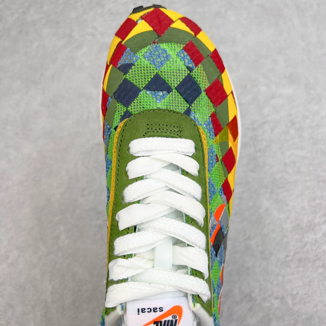 图片[4]-零售💰330 ＃XP Sacai x NK Waffle Woven\”Multi-Color\”华夫联名编织系列低帮变形解构前卫设计五层底休闲运动慢跑鞋 彩色编织 DR5209-300 鞋面采用皮革加编织鞋面进行打造 以红、黄、蓝、绿多色搭配而成 而原型则是参考了这双诞生于2000年的经典的Woven编织鞋 只不过sacai更加奔放 把编制元素搞满了鞋身 同时鞋型上其实并没有做出什么大改动 依旧是sacai x Nike Vaporwaffle的原型 随便还借鉴了一把1.0鞋型的后跟贴片 算是一双实打实的缝合怪…除彩色版本外还有一双灰白配色 更简洁的外观上脚也更容易搭配了 尺码：36 36.5 37.5 38 38.5 39 40 40.5 41 42 42.5 43 44 44.5 45 编码：Bby3936030-运动鞋