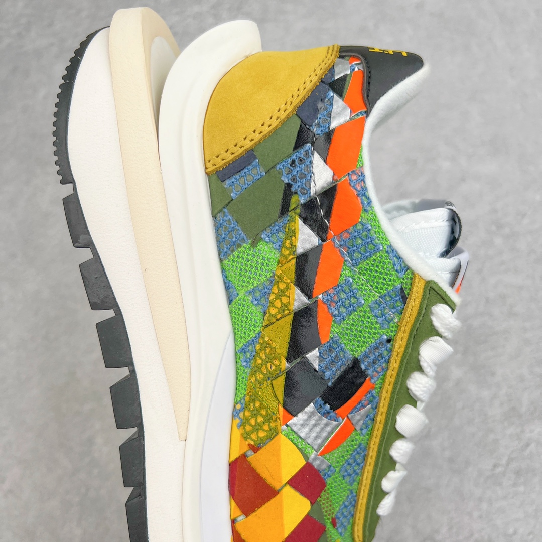 图片[6]-零售💰330 ＃XP Sacai x NK Waffle Woven\”Multi-Color\”华夫联名编织系列低帮变形解构前卫设计五层底休闲运动慢跑鞋 彩色编织 DR5209-300 鞋面采用皮革加编织鞋面进行打造 以红、黄、蓝、绿多色搭配而成 而原型则是参考了这双诞生于2000年的经典的Woven编织鞋 只不过sacai更加奔放 把编制元素搞满了鞋身 同时鞋型上其实并没有做出什么大改动 依旧是sacai x Nike Vaporwaffle的原型 随便还借鉴了一把1.0鞋型的后跟贴片 算是一双实打实的缝合怪…除彩色版本外还有一双灰白配色 更简洁的外观上脚也更容易搭配了 尺码：36 36.5 37.5 38 38.5 39 40 40.5 41 42 42.5 43 44 44.5 45 编码：Bby3936030-运动鞋