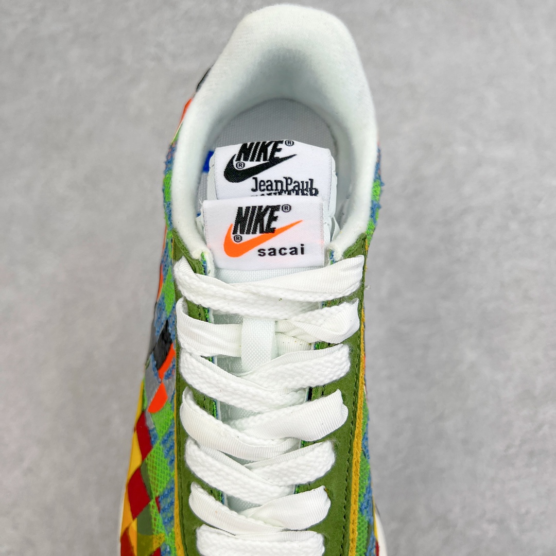 图片[5]-零售💰330 ＃XP Sacai x NK Waffle Woven\”Multi-Color\”华夫联名编织系列低帮变形解构前卫设计五层底休闲运动慢跑鞋 彩色编织 DR5209-300 鞋面采用皮革加编织鞋面进行打造 以红、黄、蓝、绿多色搭配而成 而原型则是参考了这双诞生于2000年的经典的Woven编织鞋 只不过sacai更加奔放 把编制元素搞满了鞋身 同时鞋型上其实并没有做出什么大改动 依旧是sacai x Nike Vaporwaffle的原型 随便还借鉴了一把1.0鞋型的后跟贴片 算是一双实打实的缝合怪…除彩色版本外还有一双灰白配色 更简洁的外观上脚也更容易搭配了 尺码：36 36.5 37.5 38 38.5 39 40 40.5 41 42 42.5 43 44 44.5 45 编码：Bby3936030-运动鞋