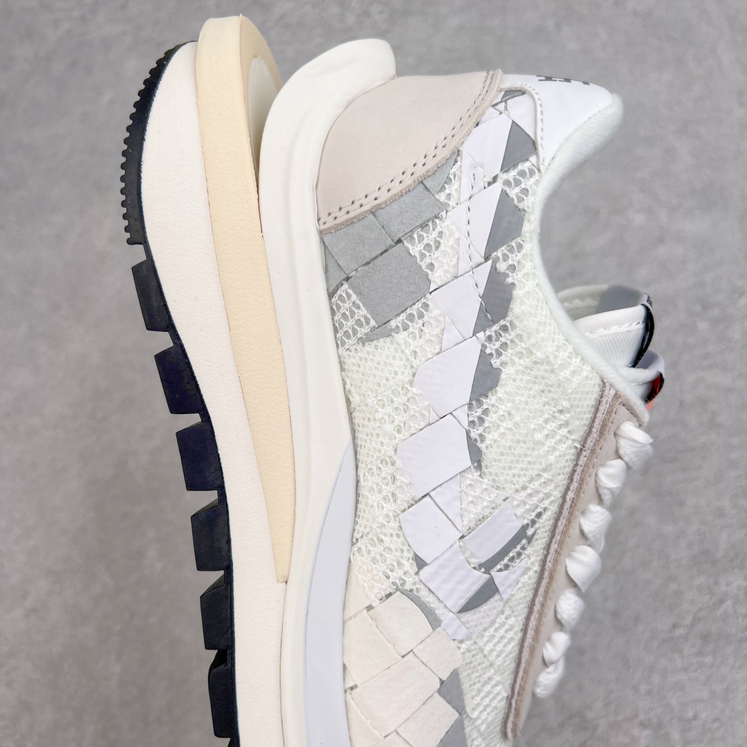 图片[6]-零售💰330 ＃XP Sacai x NK Waffle Woven\”Multi-Color\”华夫联名编织系列低帮变形解构前卫设计五层底休闲运动慢跑鞋 灰白编织 DR5209-100 鞋面采用皮革加编织鞋面进行打造 以红、黄、蓝、绿多色搭配而成 而原型则是参考了这双诞生于2000年的经典的Woven编织鞋 只不过sacai更加奔放 把编制元素搞满了鞋身 同时鞋型上其实并没有做出什么大改动 依旧是sacai x Nike Vaporwaffle的原型 随便还借鉴了一把1.0鞋型的后跟贴片 算是一双实打实的缝合怪…除彩色版本外还有一双灰白配色 更简洁的外观上脚也更容易搭配了 尺码：36 36.5 37.5 38 38.5 39 40 40.5 41 42 42.5 43 44 44.5 45 编码：Bby3936030-运动鞋