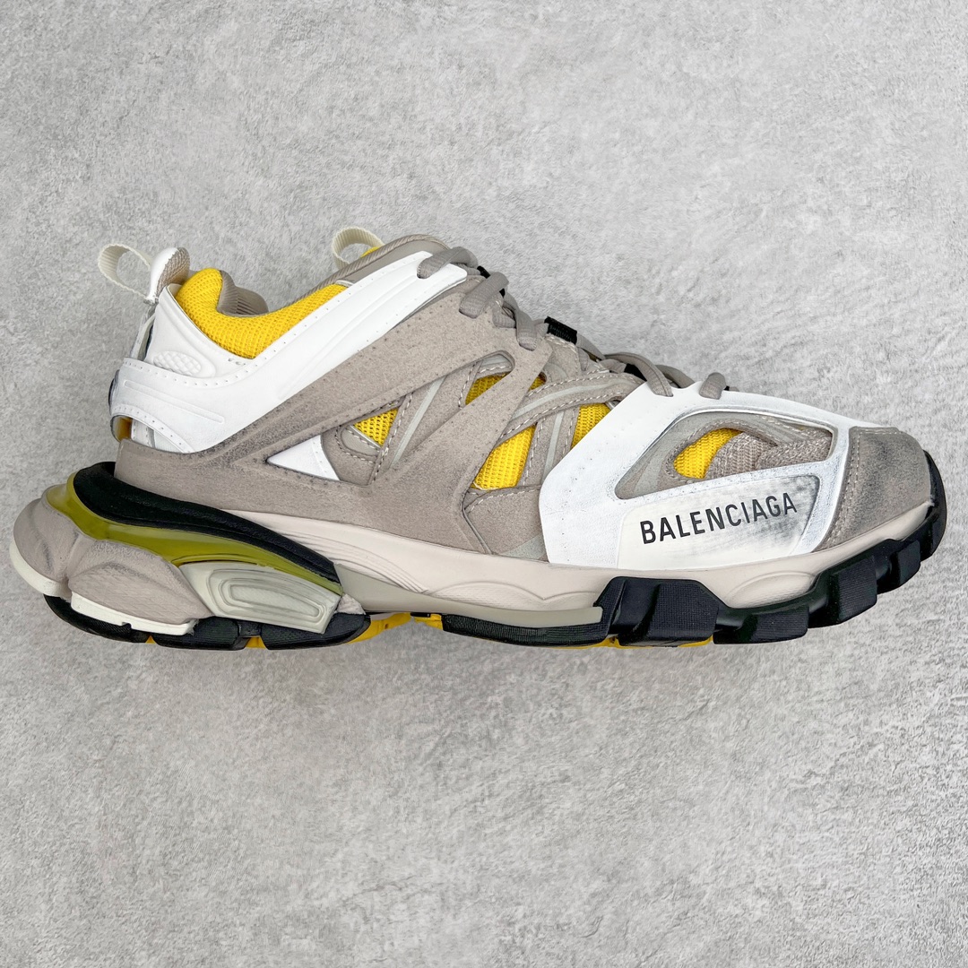 💰390 ＃VG零售版 BALENCIAGA Track 巴黎世家复古老爹鞋单层网面 全套原纸板楦头开发 最原汁原味的灵魂版型 全鞋荧光划线卡点 胶水把控整洁度追求极致完美 每一双都是工艺品 多重QC质检 超越公司货的品控标准 实实在在的免检产品 原盒原配 正确字体电绣 粗细、位置、大小正确 侧边TPU 透气孔匹配意产原版 正确气垫分离大底 TPU软底 原版一致大底LOGO 立体感十足 原厂皮料水洗做旧 采购原厂网纱 该款鞋采用网眼布和尼龙制成 不含皮革 鞋舌饰有Track.2橡胶品牌标识 外侧饰有橡胶品牌标识 泡沫后帮压印品牌标识 外底正面压印BB标识 由176块饰片拼接而成的铰接式鞋面 侧面配金属质感网眼布 内面配有额外金属光泽饰件 包含1副鞋带和1副备用鞋带 后帮配有拉环鞋提 动态鞋底设计 为双脚带来后续的助力 正常尺码 Size：35 36 37 38 39 40 41 42 43 44 45 46 编码：by4936060-运动鞋