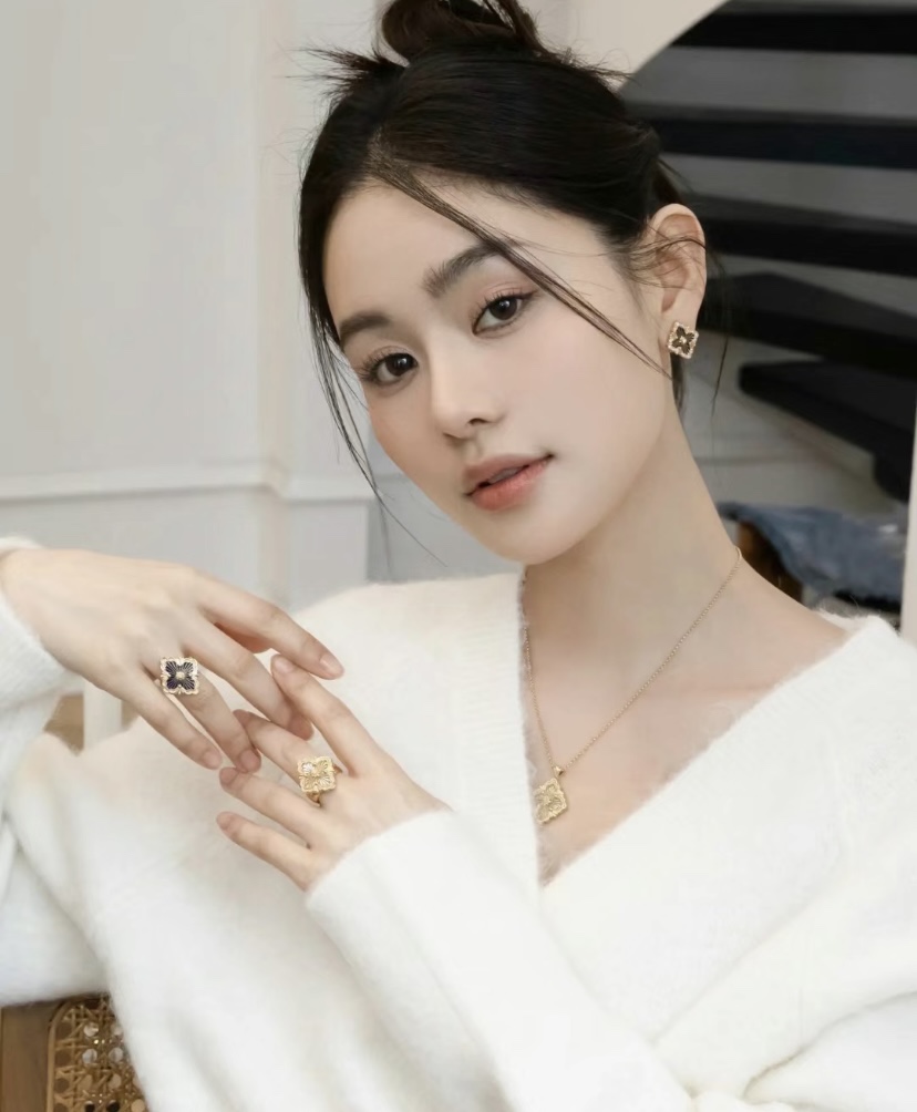 NO:632230,The fusion of V gold-plated 22k gold and white mother-of-pearl, coupled with Italy's unique handmade craftsmanship, really makes this necklace beautiful and high-end. The series will be shipped one after another, necklace, Cartier high-end jewelry19860909V金镀22k金和白贝母的融合,加上意大利独特的手工工艺制作,真的让这款项链变得好看又高级,系列陆续出货,,necklace,卡迪亚高端饰品,Jewelry