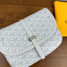 GOYARD BELVEDERE⬇️单扣邮差包配有灵巧的肩带和安全的闭合系统,适合各种场合,简约优雅且轻 GOYARD BELVEDERE⬇️单扣邮差包配有灵巧的肩带和安全的闭合系统,适合各种场合,简约优雅且轻