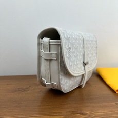 GOYARD BELVEDERE⬇️单扣邮差包配有灵巧的肩带和安全的闭合系统,适合各种场合,简约优雅且轻 GOYARD BELVEDERE⬇️单扣邮差包配有灵巧的肩带和安全的闭合系统,适合各种场合,简约优雅且轻