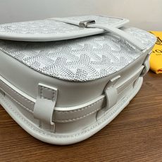 GOYARD BELVEDERE⬇️单扣邮差包配有灵巧的肩带和安全的闭合系统,适合各种场合,简约优雅且轻 GOYARD BELVEDERE⬇️单扣邮差包配有灵巧的肩带和安全的闭合系统,适合各种场合,简约优雅且轻