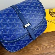 GOYARD BELVEDERE⬇️单扣邮差包配有灵巧的肩带和安全的闭合系统,适合各种场合,简约优雅且轻 GOYARD BELVEDERE⬇️单扣邮差包配有灵巧的肩带和安全的闭合系统,适合各种场合,简约优雅且轻