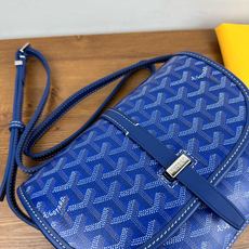 GOYARD BELVEDERE⬇️单扣邮差包配有灵巧的肩带和安全的闭合系统,适合各种场合,简约优雅且轻 GOYARD BELVEDERE⬇️单扣邮差包配有灵巧的肩带和安全的闭合系统,适合各种场合,简约优雅且轻