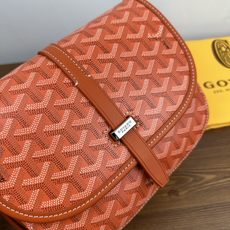 GOYARD BELVEDERE⬇️单扣邮差包配有灵巧的肩带和安全的闭合系统,适合各种场合,简约优雅且轻 GOYARD BELVEDERE⬇️单扣邮差包配有灵巧的肩带和安全的闭合系统,适合各种场合,简约优雅且轻