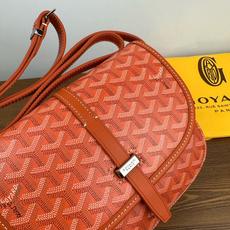GOYARD BELVEDERE⬇️单扣邮差包配有灵巧的肩带和安全的闭合系统,适合各种场合,简约优雅且轻 GOYARD BELVEDERE⬇️单扣邮差包配有灵巧的肩带和安全的闭合系统,适合各种场合,简约优雅且轻